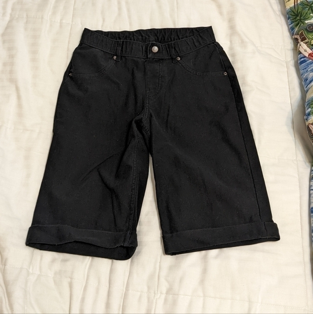 𝅺hue rolled black Bermuda shorts size small